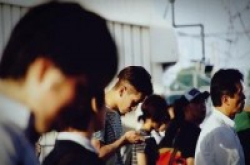 低头族为何放不下手机：不想看见别人成双成对
