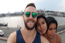 用手机“全景模式”Selfie失手，影出双头人奇怪相片