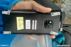 华为Mate20Pro再曝真机谍照：正方形三摄