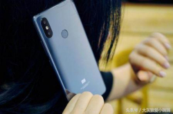 雷军也无奈 小米8迎来最强对手 MIUI10升级惹来争议