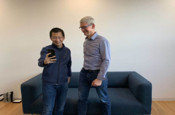 库克走进今日头条办公室 张一鸣做导游 他们之间连着一个AppStore