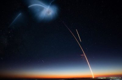 SpaceX火箭升空，奇异气流被误为外星人入侵