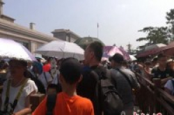 低头玩手机、闲聊吃东西：博物馆变成“乘凉地”？