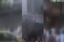 人肉气垫接男童：突发火灾 群众伸手搭人肉气垫