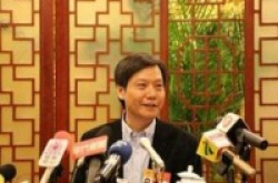 两会上雷军吐槽友商作假遭网友扒黑史