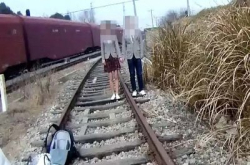 内地 5 男女闯路轨拍照未知火车驶近，警员见状随即跑来喝令离开