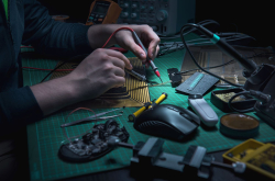 CES2018：Razer公布无线充电鼠标鼠垫组Mamba+FireflyHyperFluxWirelessPower、Nommo扬声器系列以及宣布Chroma与飞利浦Hue的合作