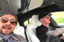 揭秘特斯拉汽车测试跑道看起来不起眼却很有趣