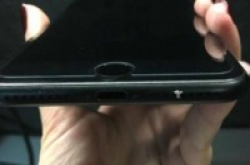 心疼果粉磨砂黑iPhone7难逃掉漆厄运