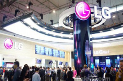 直撃MWC2015：LG十剑齐发，透明手机、智能表样样新奇