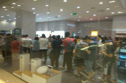 小米8、小米8SE发布了 网上抢不到 小米之家人流量极大