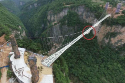 揭秘世界最高的商业蹦极平台 最高点距离地面300米 你敢跳吗？