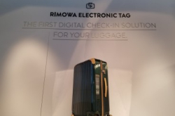 【e-Ink取代纸片】RIMOWA电子标签行李箱内置电子行李牌