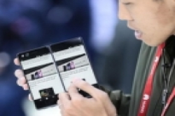 手机厂商追逐折叠手机:华为设计像书本 三星像皮夹