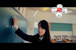 日本摄影师用迷你高清航拍机，灵活穿梭台面凳底近距离拍摄少女偶像