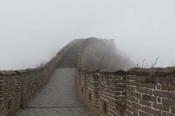 西班牙摄影师GallardoAlbajar拍摄，浓雾下罕见空无一人的中国长城