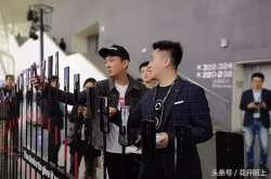 发布会为华为站台 王思聪喜提华为MateRS保时捷50部