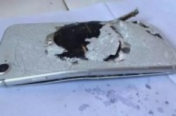 iPhone8又爆炸！刚买2天充电时冒烟后壳炸裂
