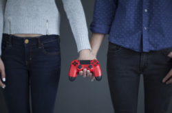 每个男人都想要一个可以一齐打PS4慨女人