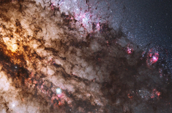 天文学家在110亿光年外的星系中发现罕见的含碳尘埃