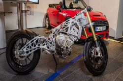 3D打印正热 BMW展出打印S1000RR车架