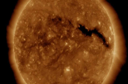 太阳表面突现三个巨型黑洞 可容纳50个地球 将给地球带来厄运？