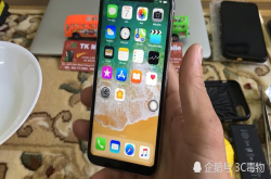 500元的山寨iPhoneX是否值得入手拆机可见苹果电池