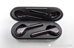 除了借鉴苹果X的刘海华为还重新发布了AirPods