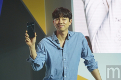 ZenFone5雪花白款“孔刘限定版”首卖代言人孔刘现身