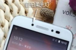 配备前置柔光灯TCL双面玻璃手机520评测