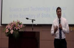 白宫科技顾问鼓励学子：想要创新，得勇于挑战正统