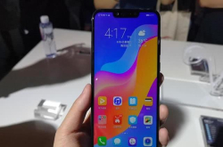 给你2500元 买小米8还是荣耀Play？网友说出答案