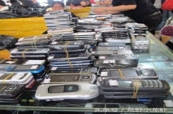 旧手机换脸盆 背后有什么暴利秘密？100个手机能做一个金戒指