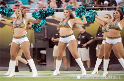 美职NFL新赛季啦啦队员真是条件不错表演卖力头发都吹乱了