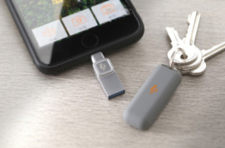 KingstonOTG手指匙扣设计iPhone旅行影相储片够简便