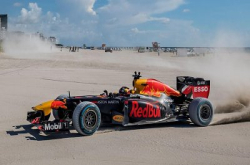 【有片】公路热身！红牛F1战车轰爆迈阿密