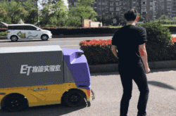 菜鸟无人车暴力路测遭遇打劫怎么办？
