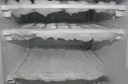 冰箱结冰不用铲 放保鲜膜就能解决 一年省下不少电费