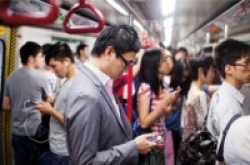 公交地铁上看手机的人们到底在玩什么？