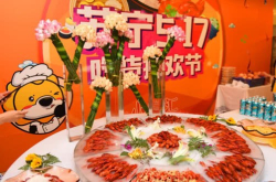 夏日里的一场美食节 他们用一盘盘小龙虾做出了大爱心