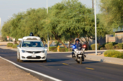 Waymo无人车可以正确识别路上警车、消防车或救护车
