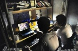 当今社会大学生玩手机不出门，大学生暑期整日不出门玩手机游戏度日