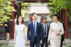 当晚饭局细节曝光 女主全程陪伴刘强东 网友：一看就有备而来
