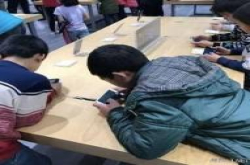 小学生手机专卖店开黑《王者荣耀》球人已经阻挡不了