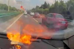 开车时iPhone两次爆炸 网友却为苹果喊冤：这么搞是我也得爆炸