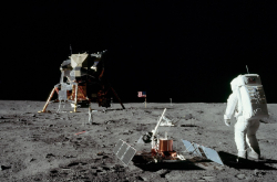 为什么月球照片中的太空看不到星星呢？
