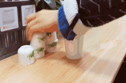 杯具中最坚挺 这杯子怎么推都不倒 冒失鬼有救了