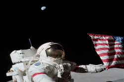 美国登月没有造假？为啥拍摄的月球照片上看不到一颗星星？