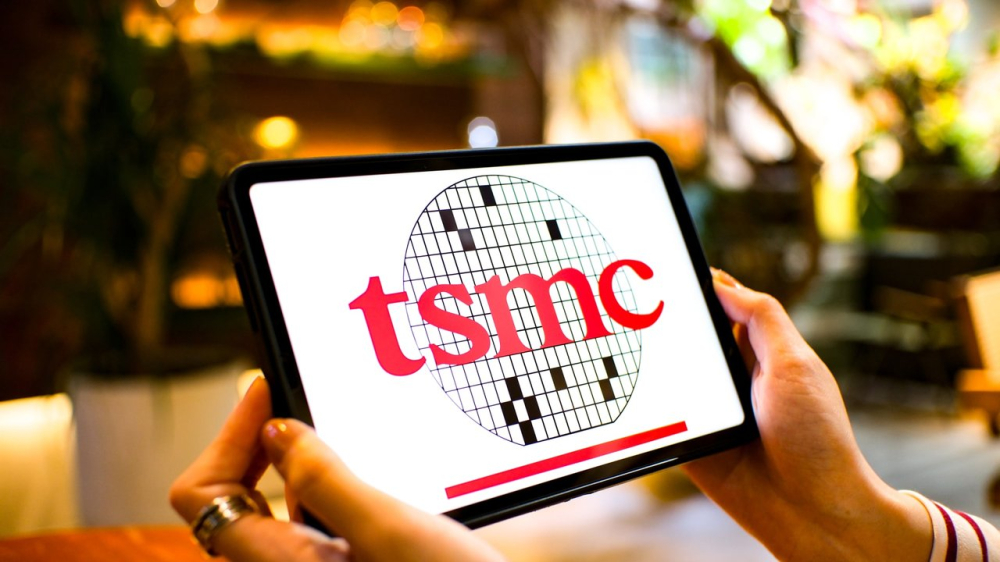 tsmc_logo_tablet.jpg 平板电脑屏幕上的台积电标志
