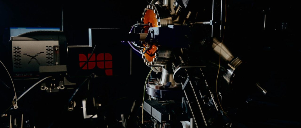 uq_lab_trapped_ion.jpg Universal Quantum 实验室内的离子阱量子计算设备